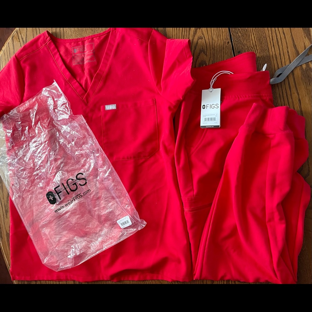 Figs Fionlite Pop Red Set scrub top and bottoms